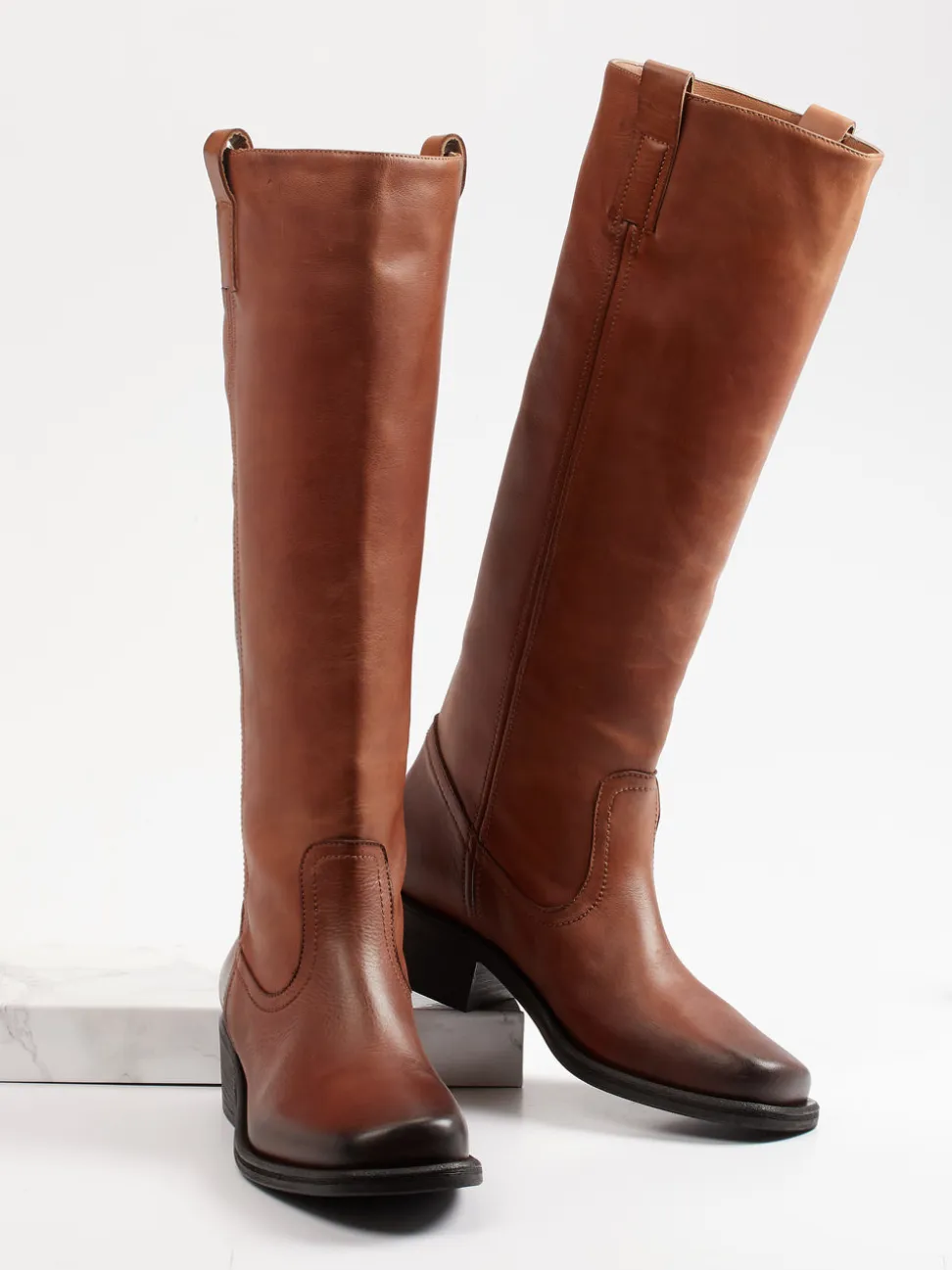 Konstantin Starke – Kniehohe Stiefel aus Kalbleder Cognac