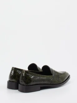 Konstantin Starke – Loafer aus Lackleder mit Schlangenprägung