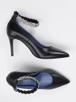 Konstantin Starke – Pumps aus Kalbleder mit Strassriemen
