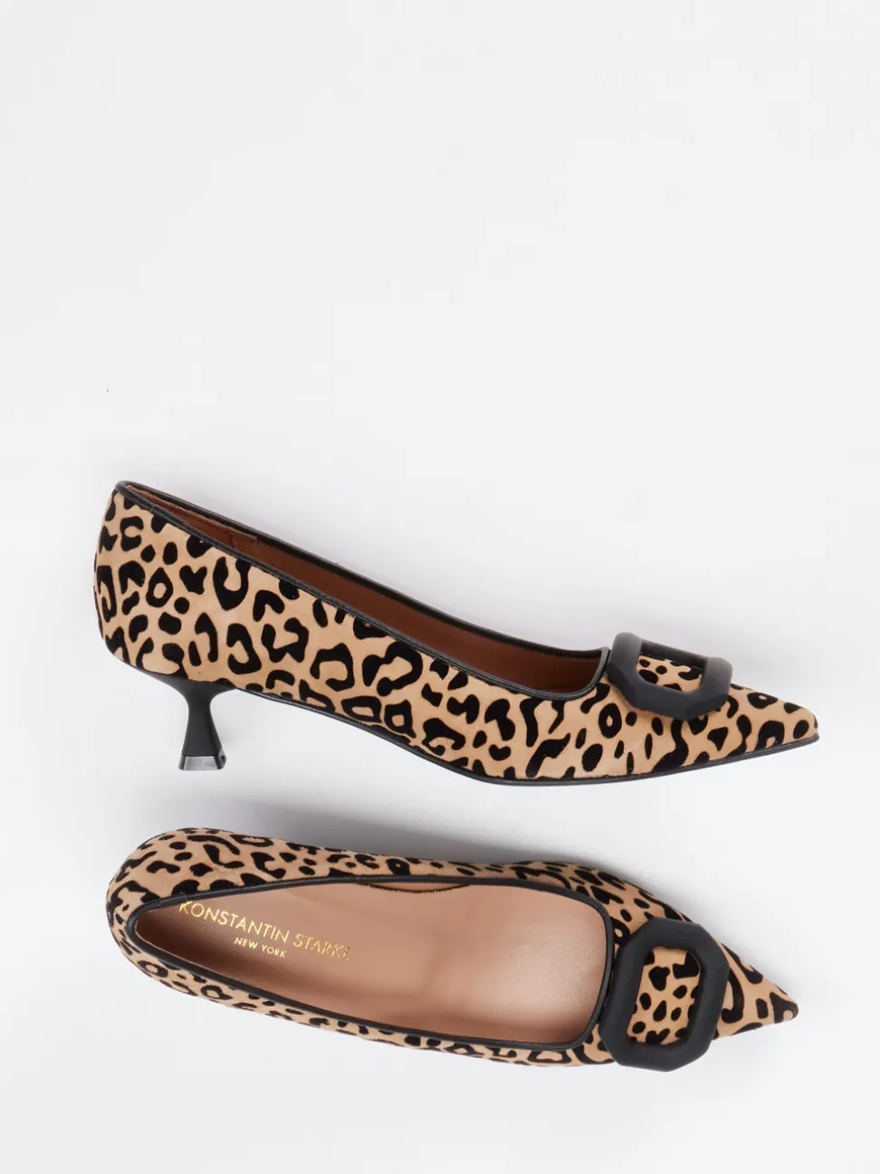 Konstantin Starke – Pumps aus Veloursleder mit Leoprint