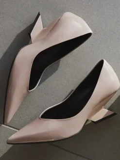 Konstantin Starke – Pumps aus Lackleder Rosébeige