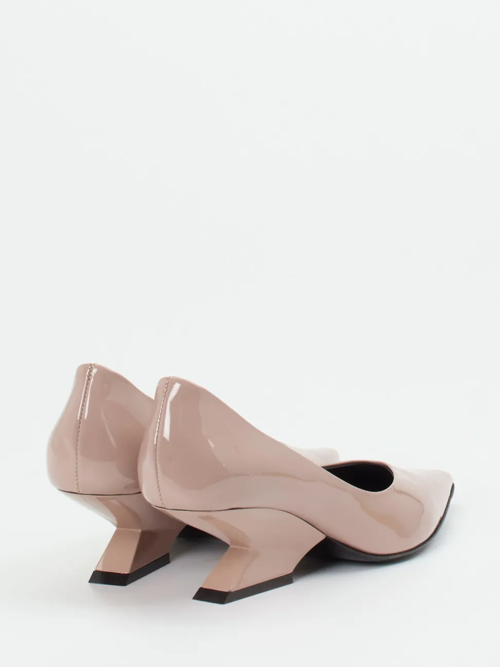 Konstantin Starke – Pumps aus Lackleder Rosébeige
