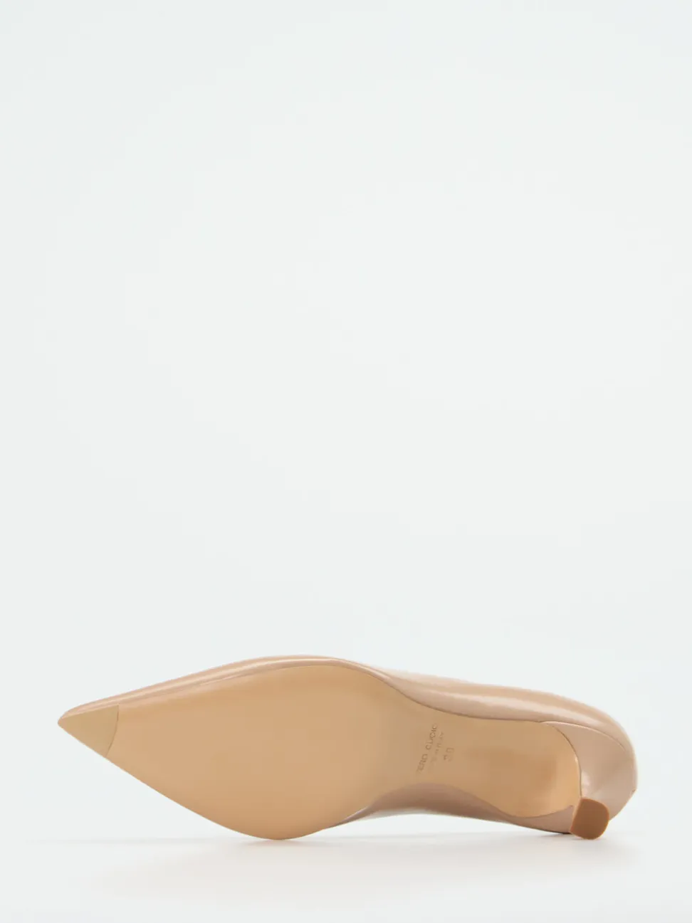 Konstantin Starke – Pumps aus Hochglanzleder in Beige