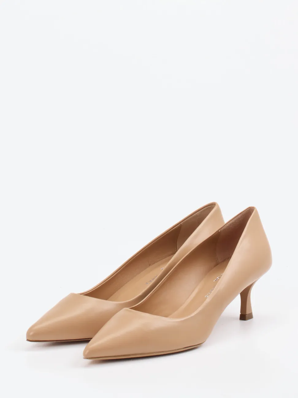 Konstantin Starke – Pumps aus Lackleder in Beige