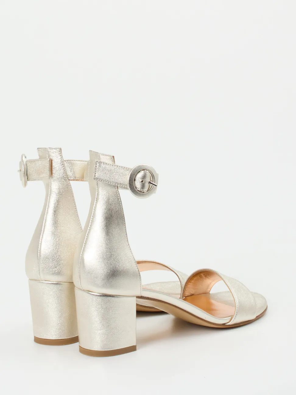 Konstantin Starke – Sandalen aus Metallicleder champagner