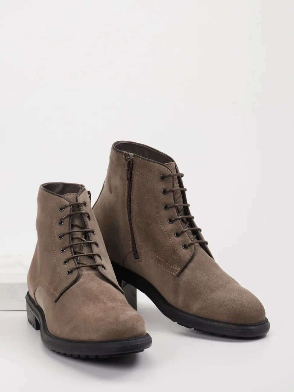 Konstantin Starke – Schnürboots aus Veloursleder taupe