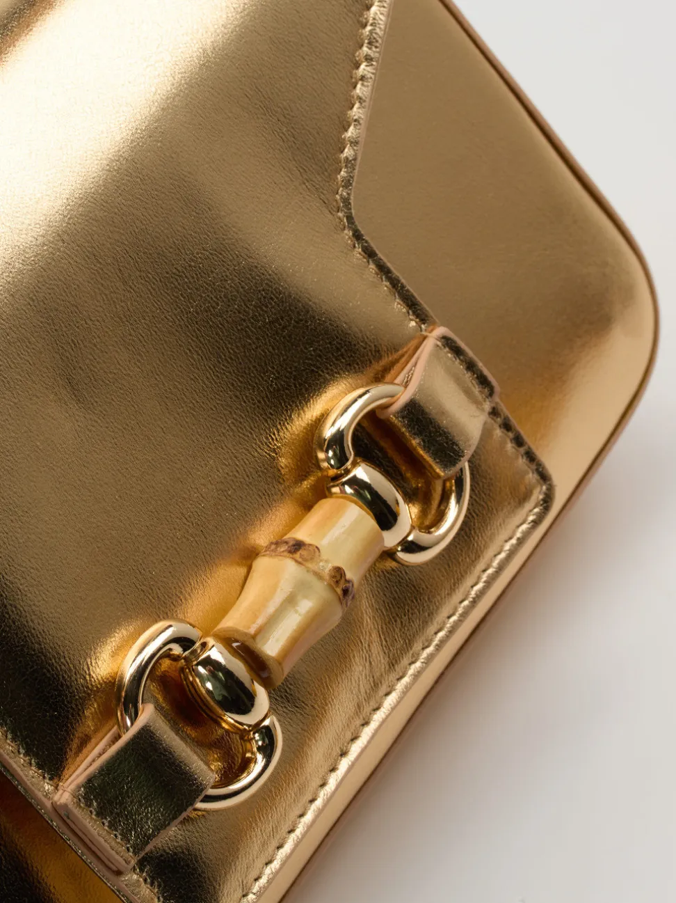 Konstantin Starke – Schultertasche aus Metallicleder Gold