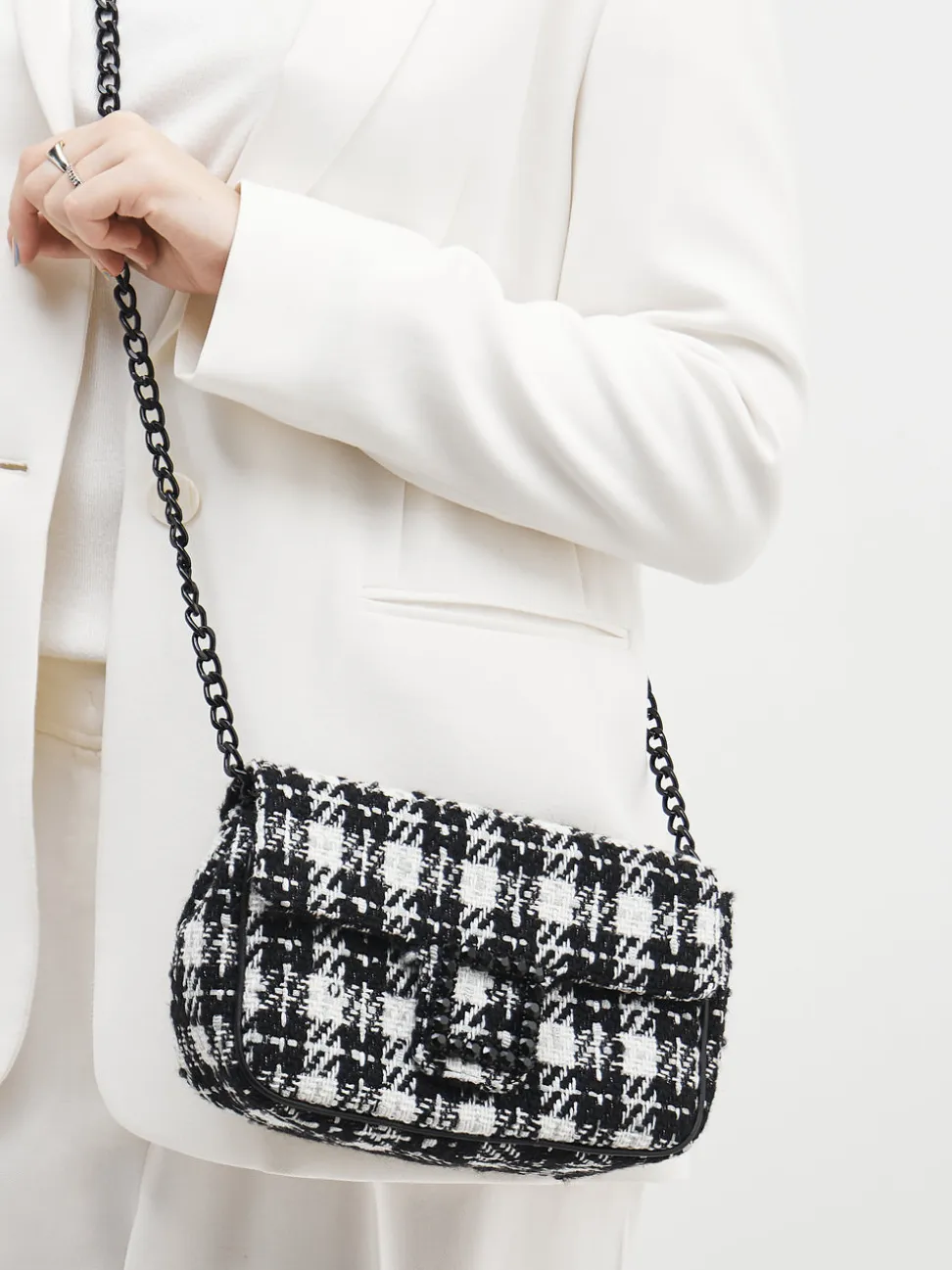 Konstantin Starke – Schultertasche aus Textil Bouclé schwarz