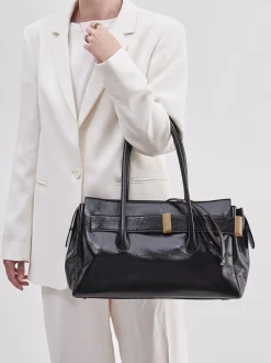 Konstantin Starke – Schultertasche aus Lackleder Schwarz