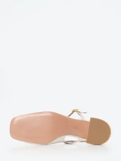 Konstantin Starke – Slingback-Pumps aus Lackleder cremeweiß