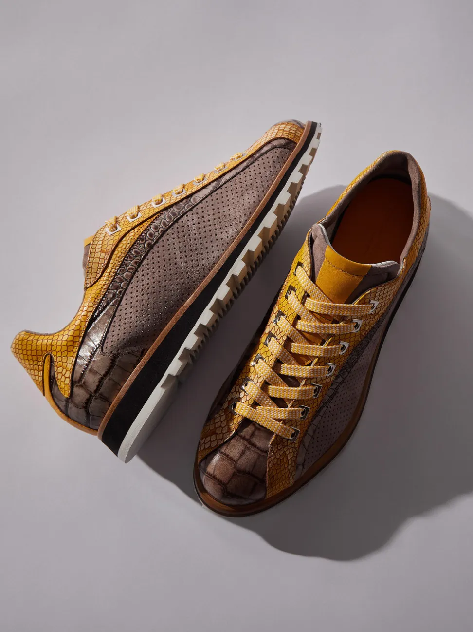 Konstantin Starke – Sneaker aus geprägtem Leder senfgelb