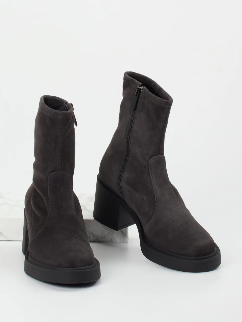 Konstantin Starke – Sock-Stiefeletten aus Veloursleder Grau