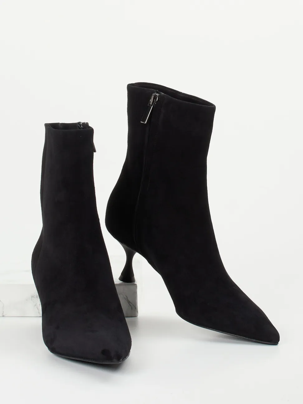Konstantin Starke – Stiefelette aus Veloursleder Schwarz