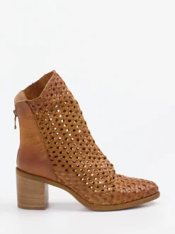 Konstantin Starke – Stiefelette aus Flechtleder cognac