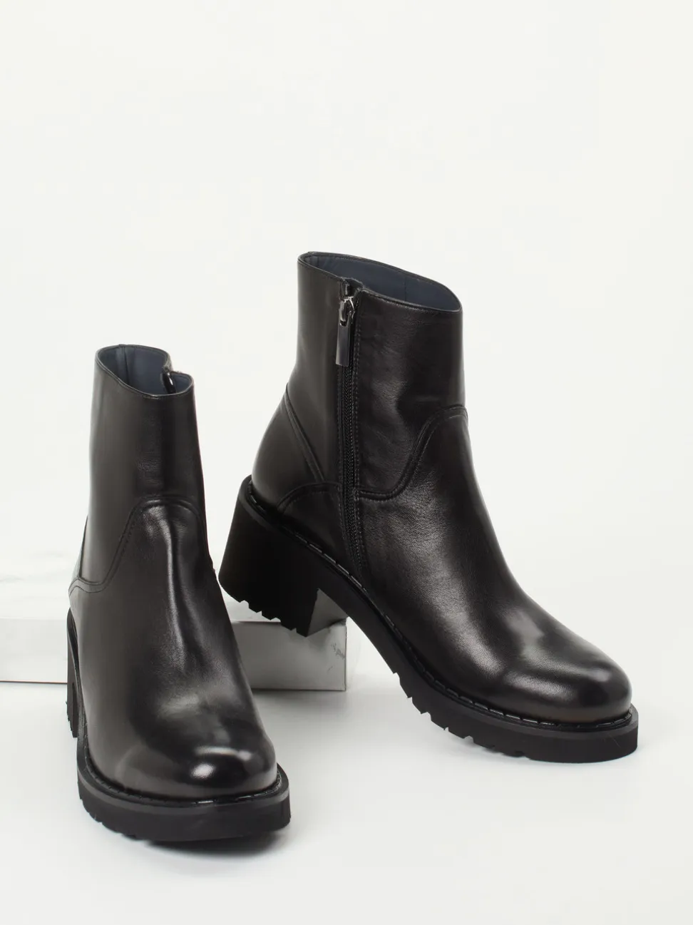 Konstantin Starke – Stiefelette aus Lammleder Schwarz