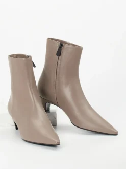 Konstantin Starke – Stiefelette aus Lammleder in Taupe
