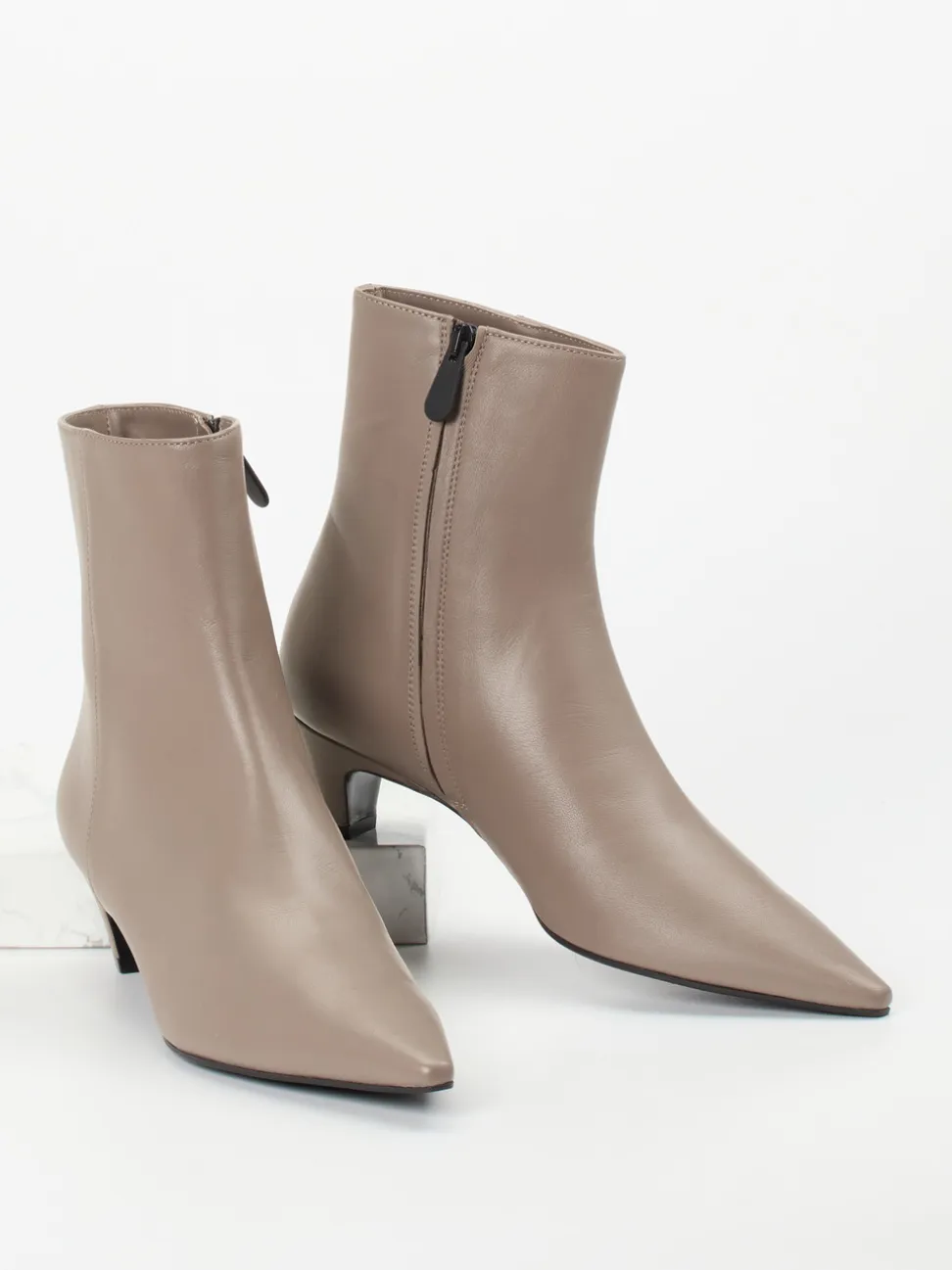 Konstantin Starke – Stiefelette aus Lammleder in Taupe