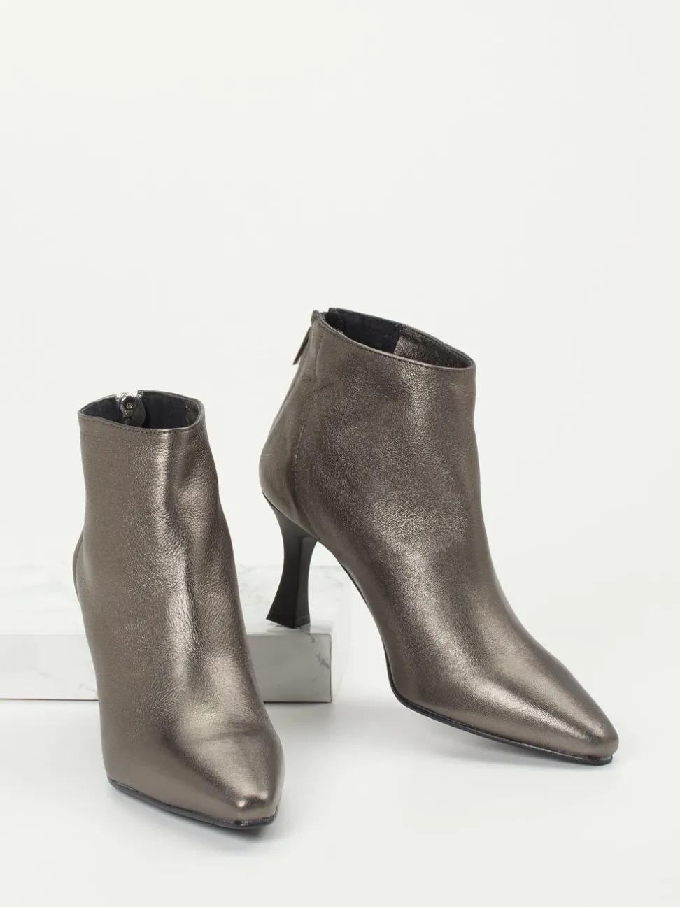 Konstantin Starke – Stiefelette aus Metallicleder grau