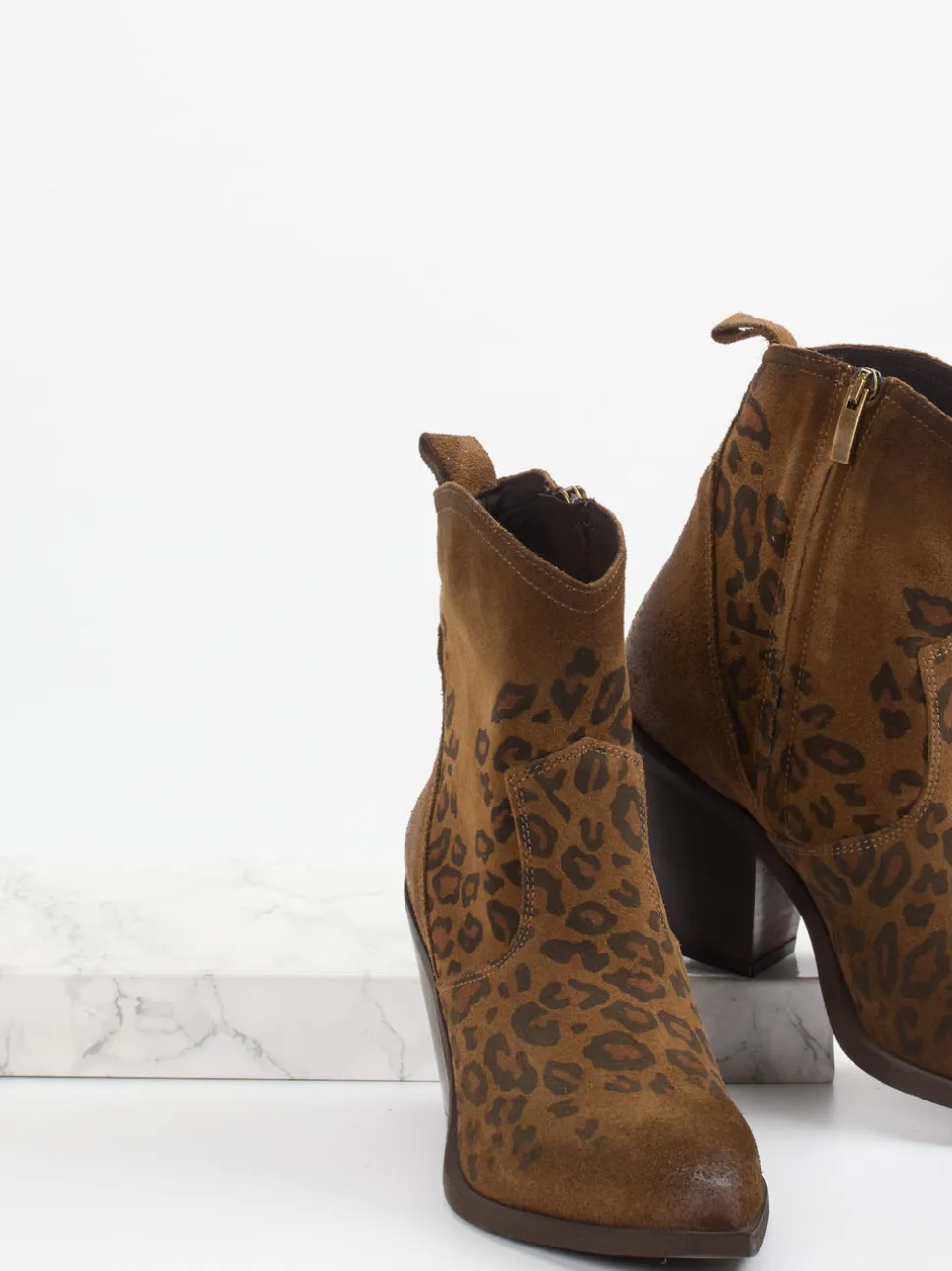 Konstantin Starke – Stiefeletten aus Veloursleder Leoprint