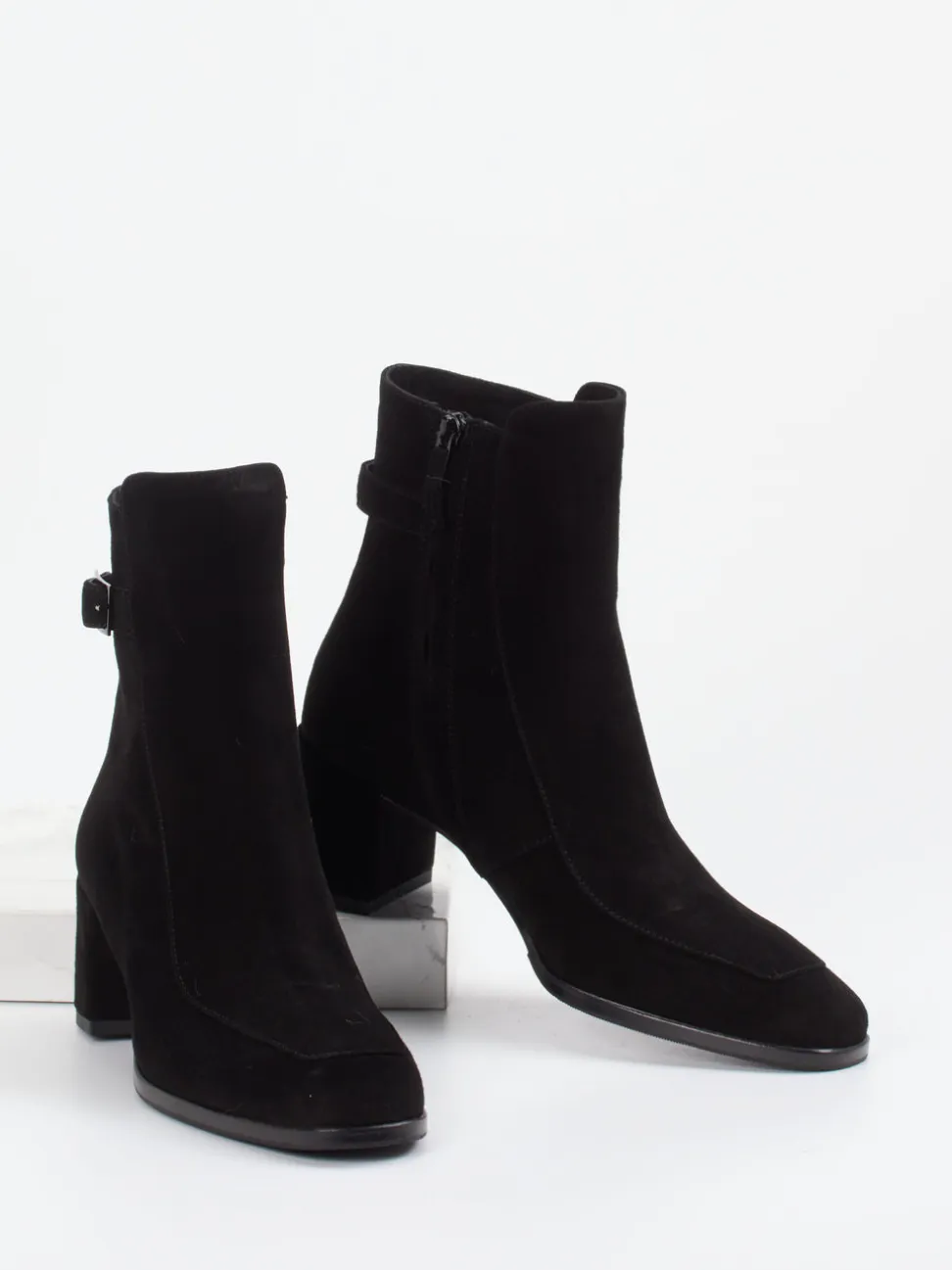 Konstantin Starke – Stiefelette aus Veloursleder Schwarz