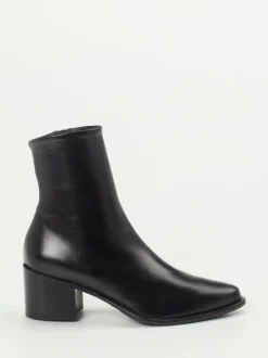 Konstantin Starke – Stiefelette aus Lammleder Schwarz