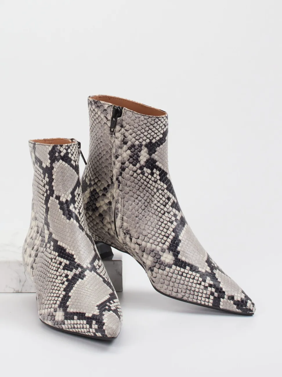 Konstantin Starke – Stiefelette aus Reptilleder grau