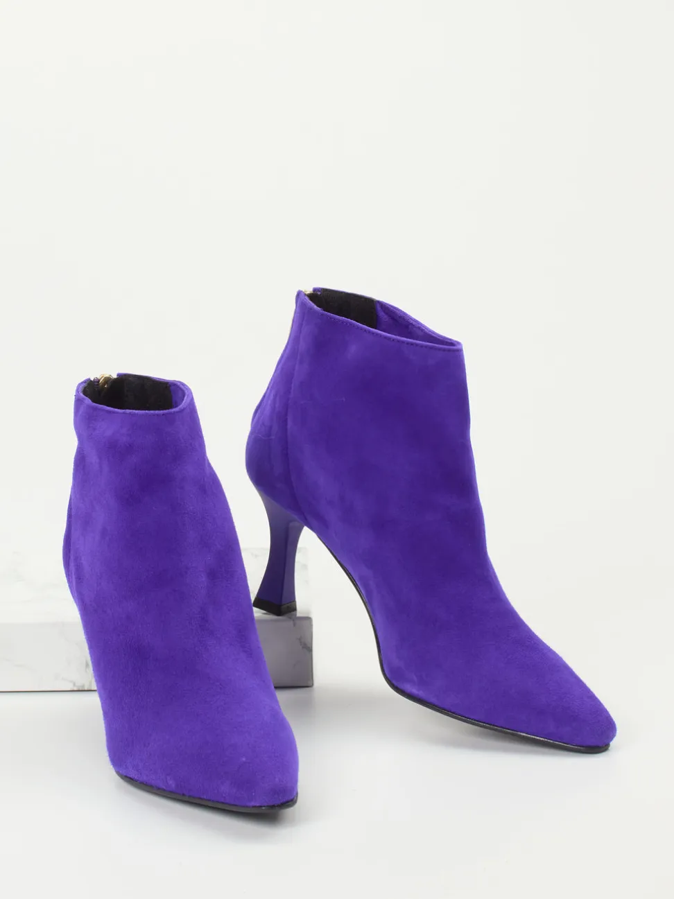 Konstantin Starke – Stiefelette aus Veloursleder Violett