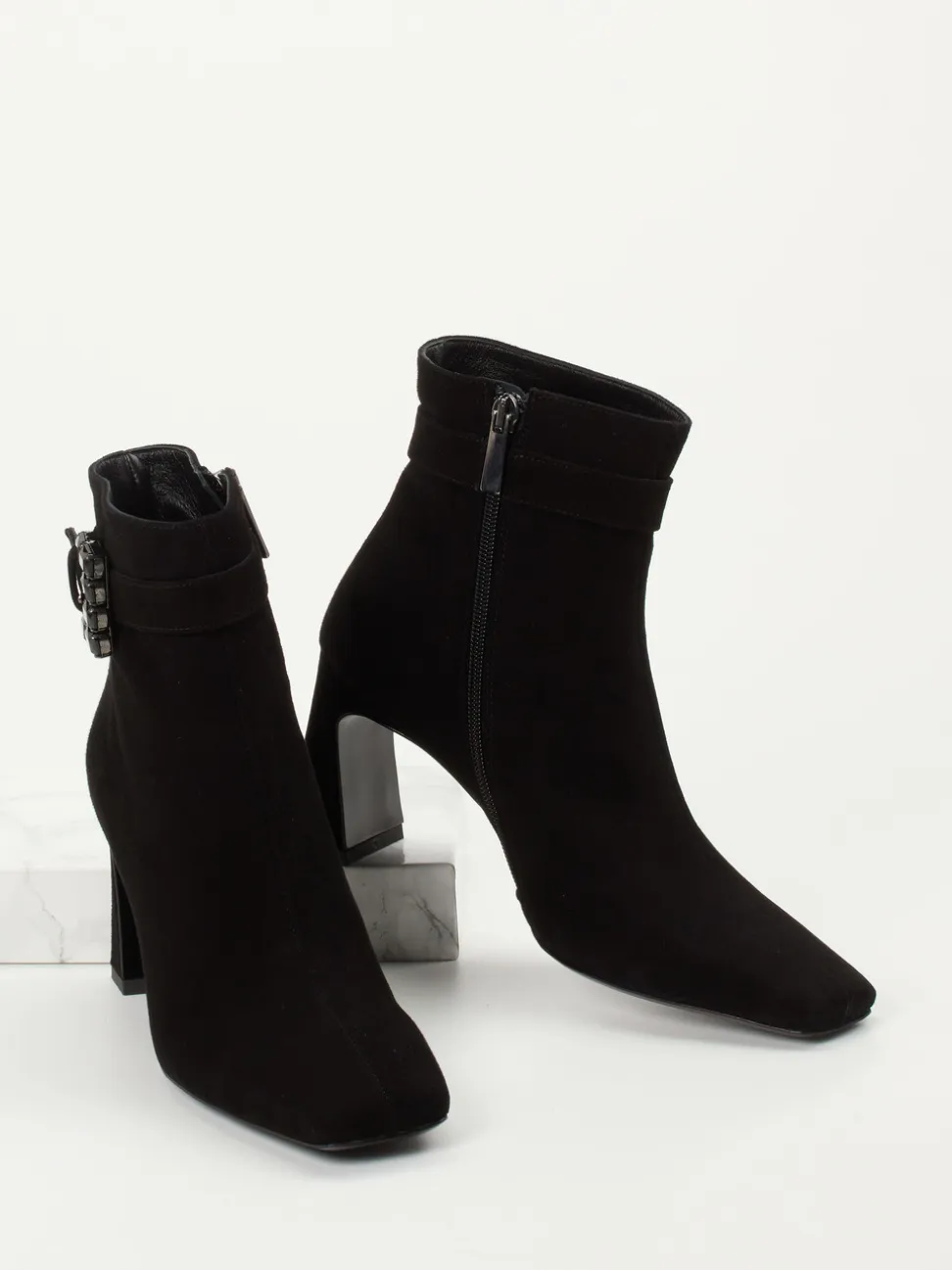 Konstantin Starke – Stiefelette aus Veloursleder Schwarz