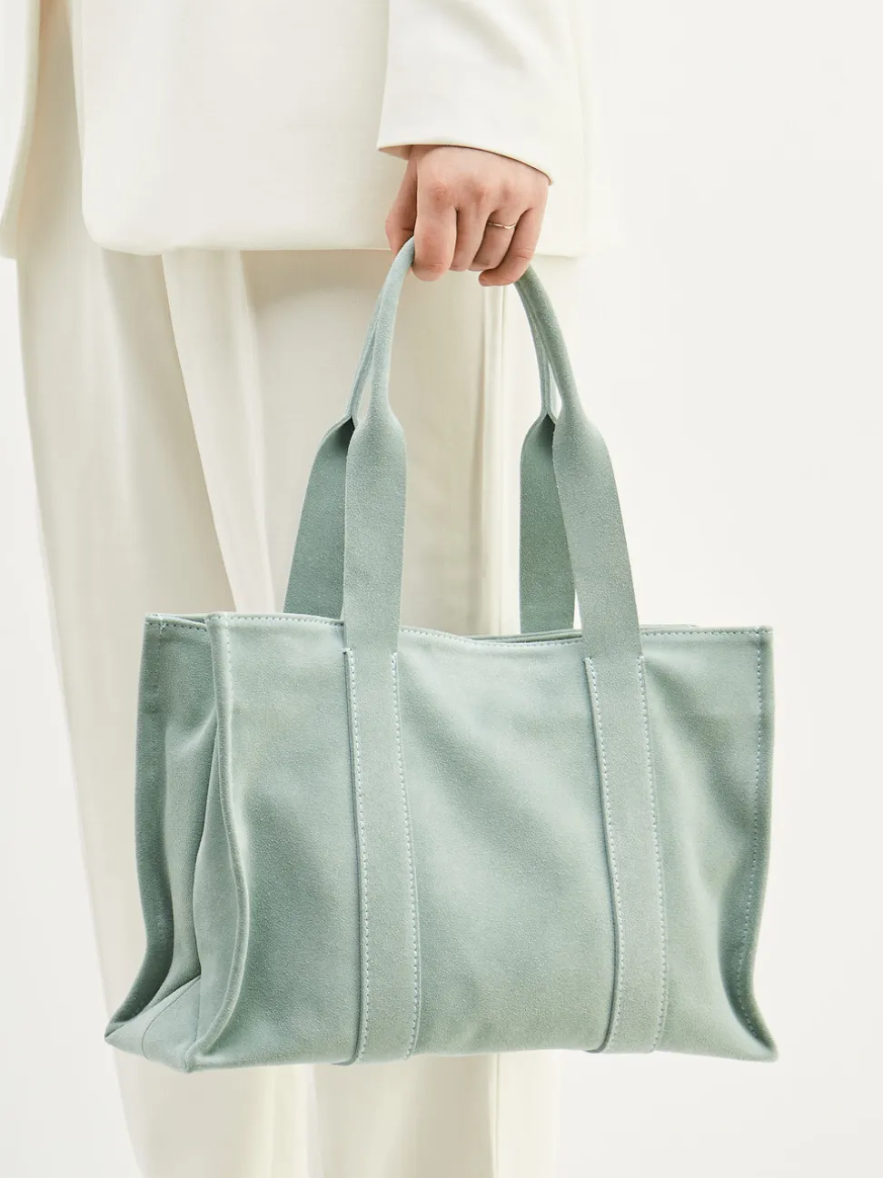 Konstantin Starke – Tote Bag aus Veloursleder Salbeigrün