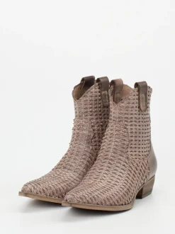 Konstantin Starke – Western-Stiefelette aus Flechtleder Taupe