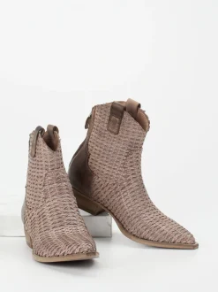 Konstantin Starke – Western-Stiefelette aus Flechtleder Taupe