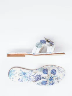 Konstantin Starke – Zehensandalen aus Lammleder Weiß-Blau
