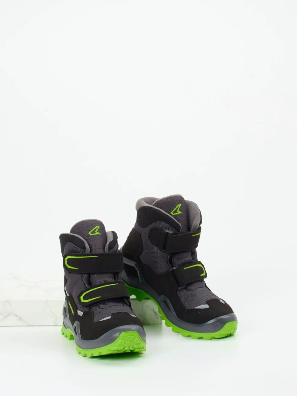Lowa – Kinder-Wanderstiefel aus Veloursleder schwarz