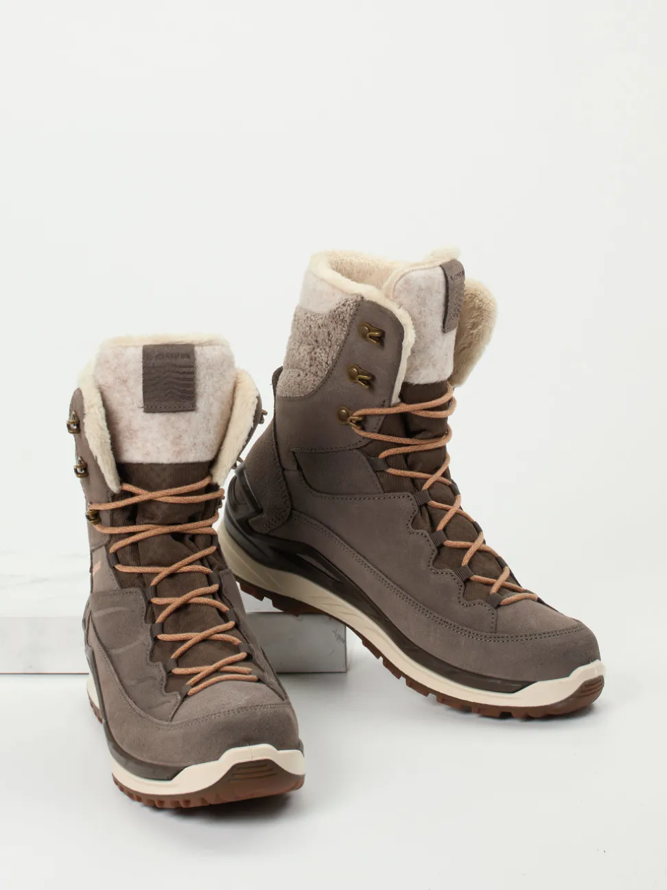 Lowa – Stiefelette aus Veloursleder braun