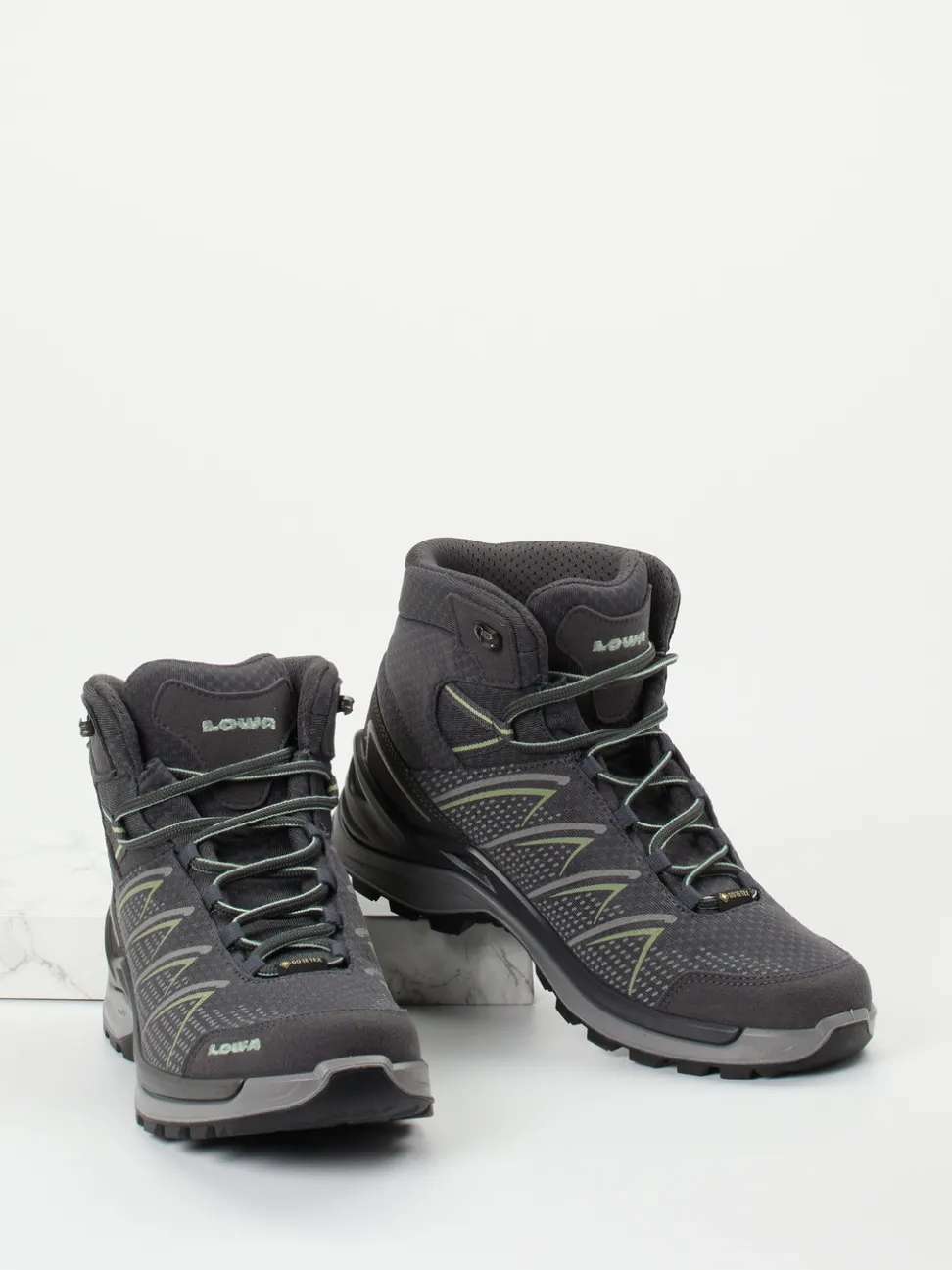 Lowa – Wanderschuh aus GORE-TEX in Anthrazit