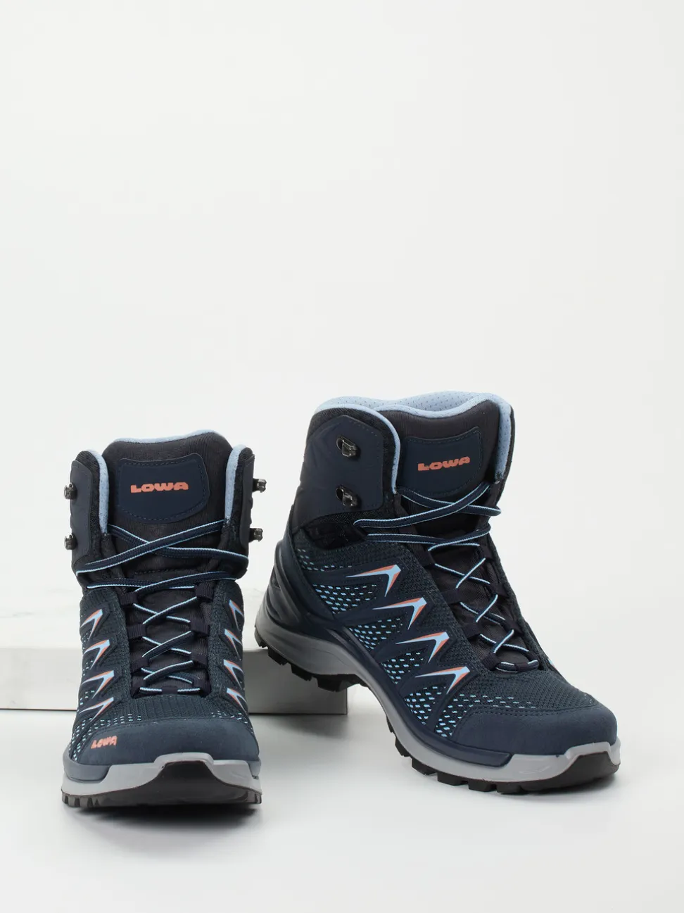 Lowa – Wanderschuh aus Mesh und Veloursleder blau