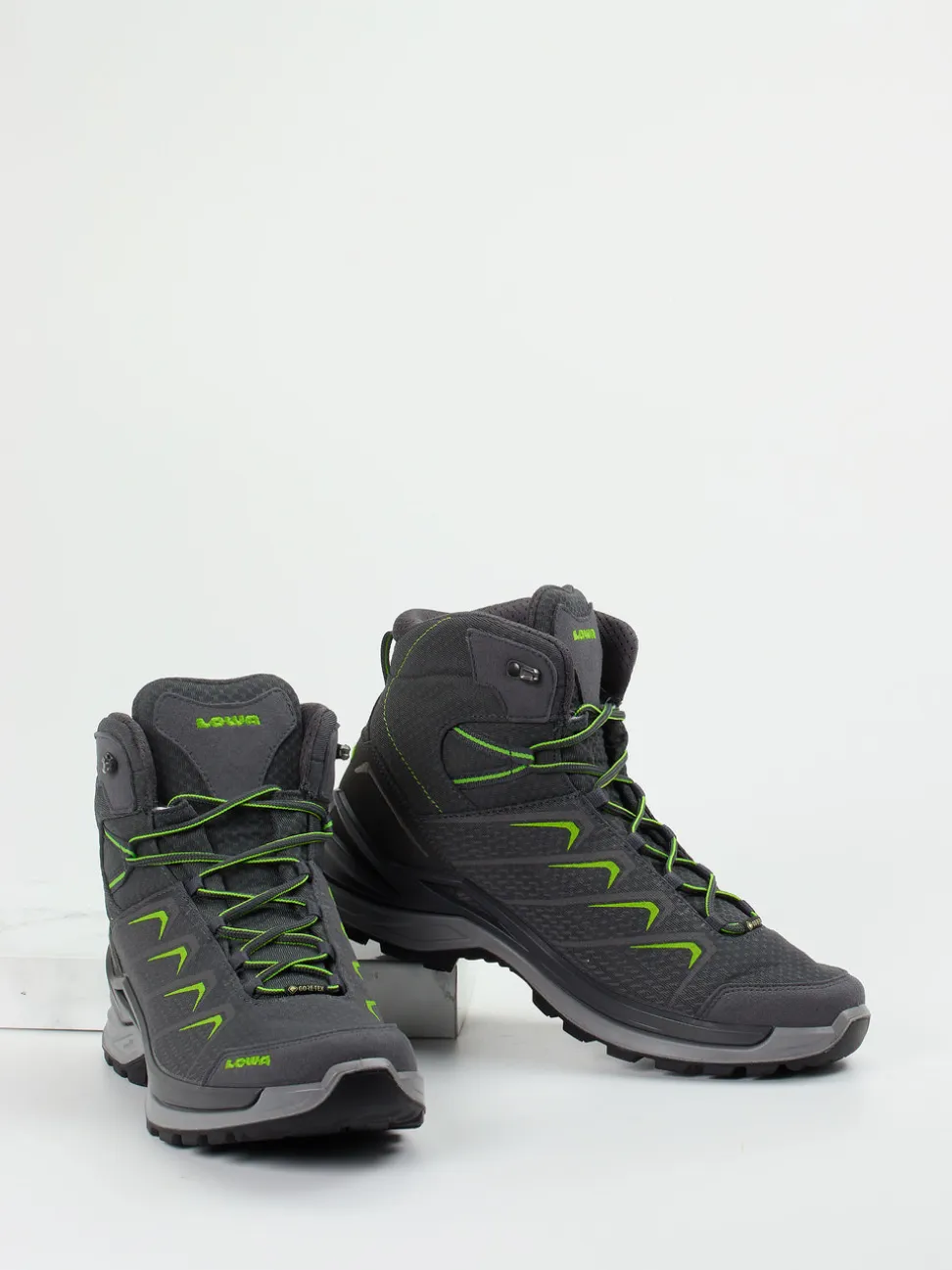Lowa – Wanderschuhe aus Veloursleder und Textil anthrazit