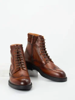Magnanni – Brogue-Boots aus Kalbleder in Braun