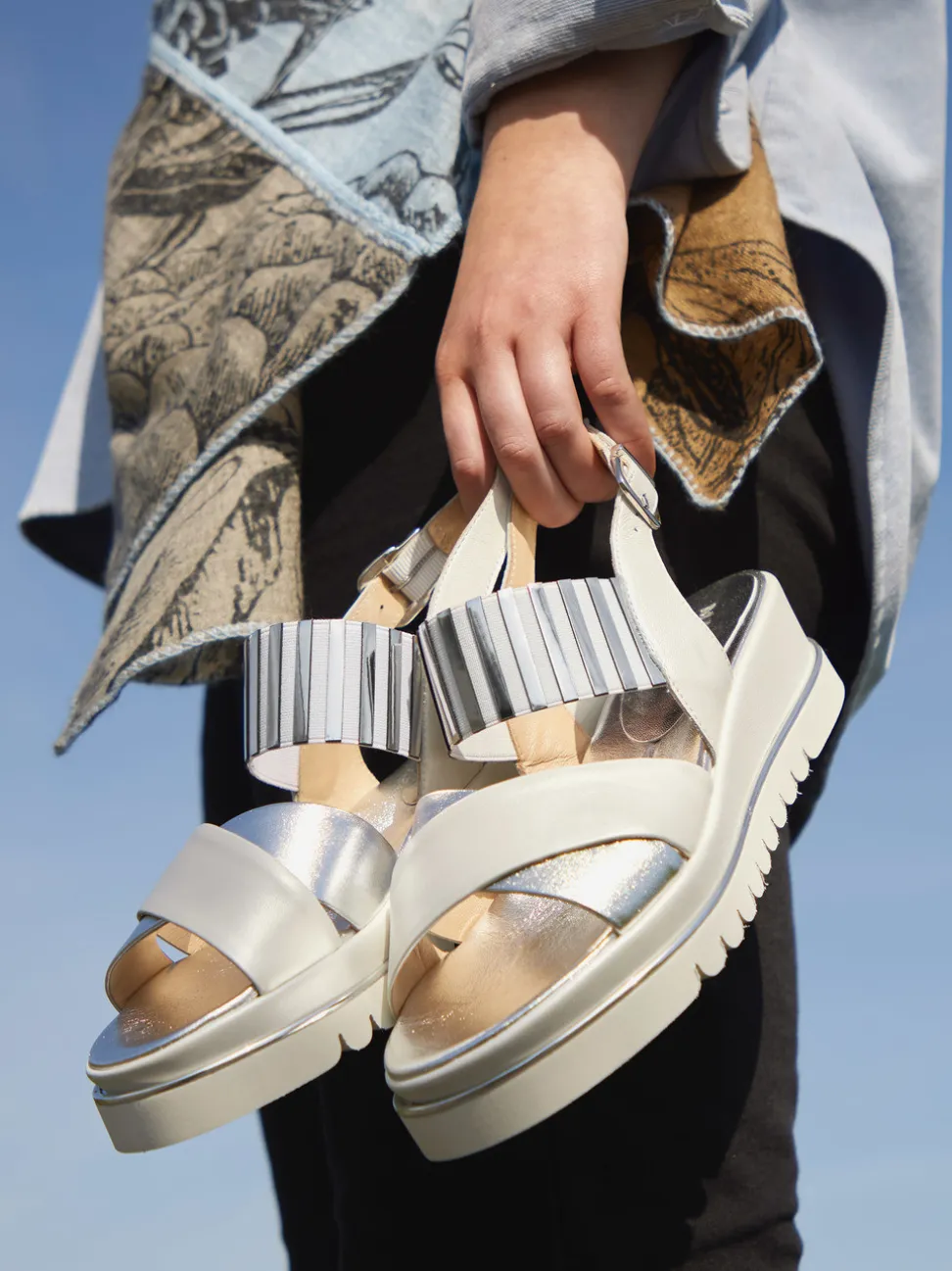 Mannori – Plateau-Sandalen aus Metallicleder Offwhite