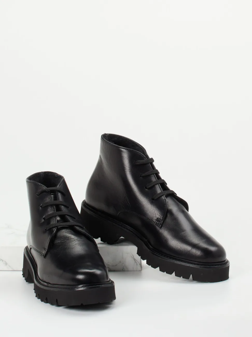 Mannori – Schnürboots aus Lammleder Schwarz
