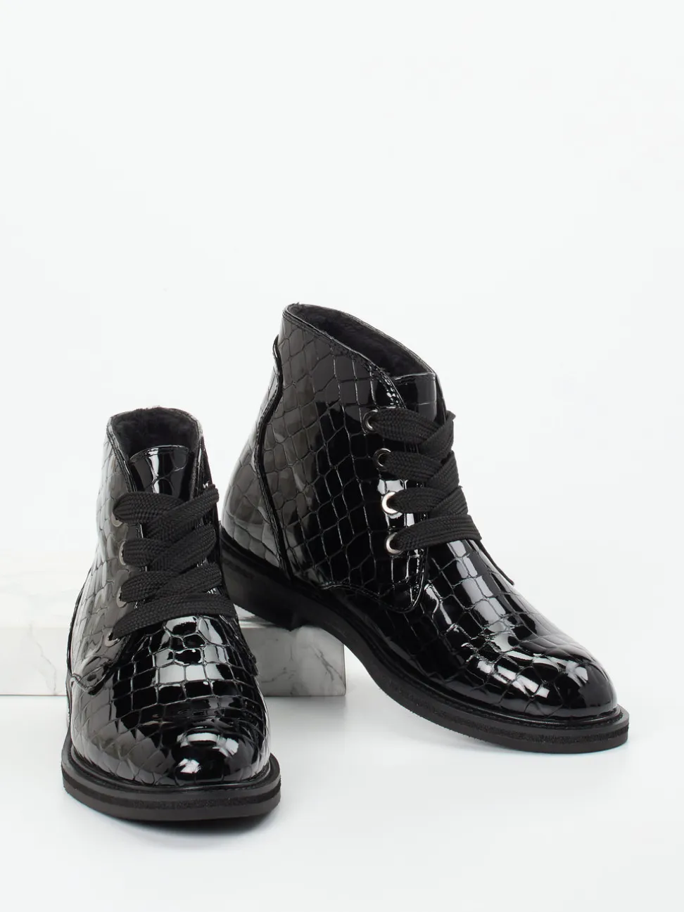 Maripé – Schnürboots aus Lackleder in Schwarz