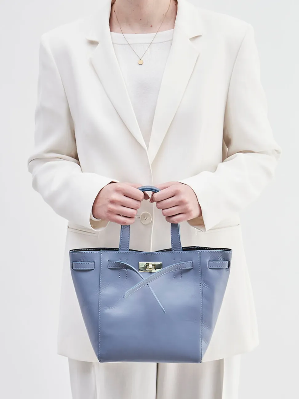 Marlon Firenze – Handtasche aus Lammleder taubenblau