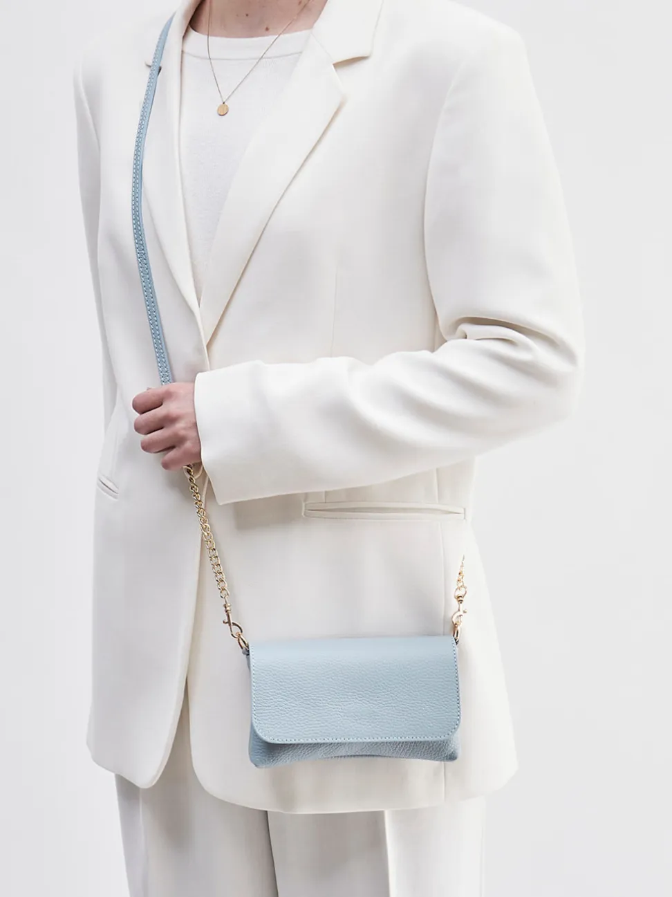 Marlon Firenze – Schultertasche aus Kalbleder Hellblau