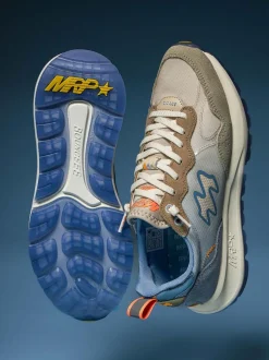 MRP – Sneaker aus Velour/Textil in Beige-Blau