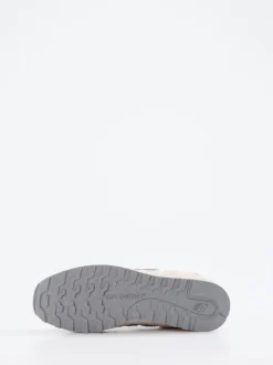 New Balance – Retro-Sneaker aus Veloursleder Beige