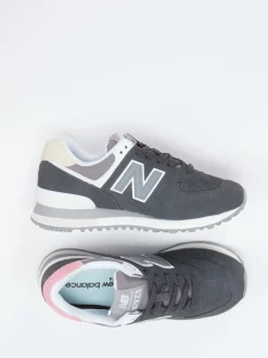 New Balance – Retro-Sneaker aus Veloursleder anthrazit