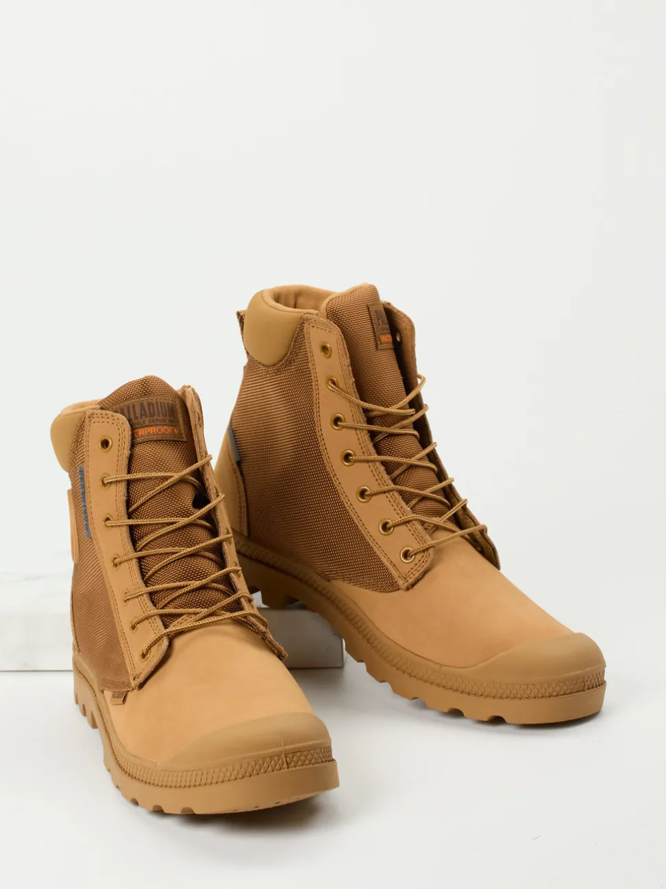 Palladium – Schnürboots aus Nubukleder in Camel