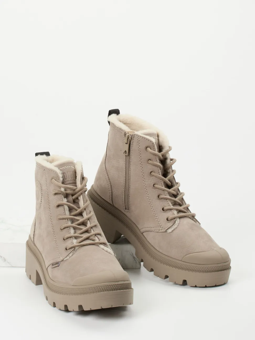 Palladium – Schnürboots aus Nubukleder beigegrau