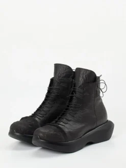 Papucei – Schnürstiefelette aus Lammleder in Schwarz