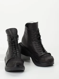 Papucei – Schnürstiefelette aus Lammleder in Schwarz